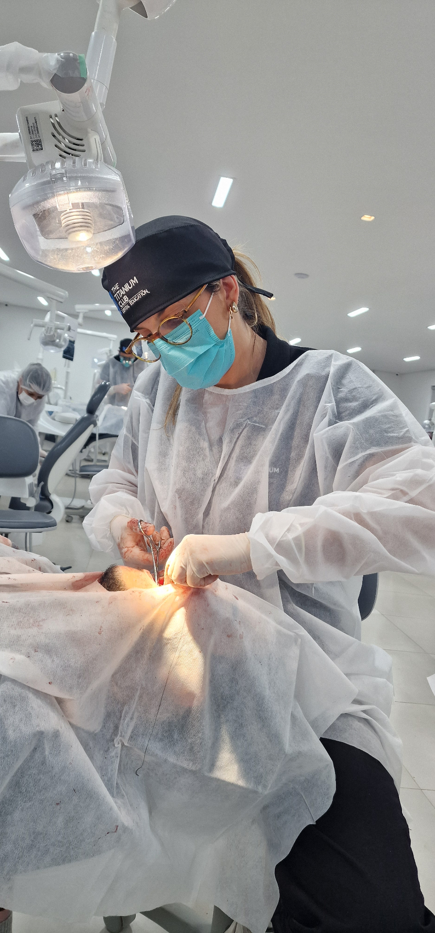 Participante em cirurgia ao vivo durante a residência em implantologia