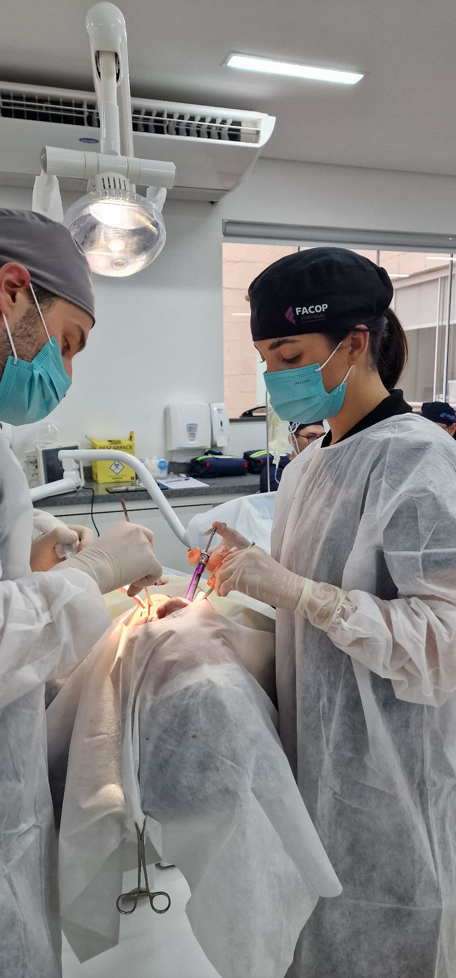 Dupla clínica em cirurgia ao vivo durante a residência