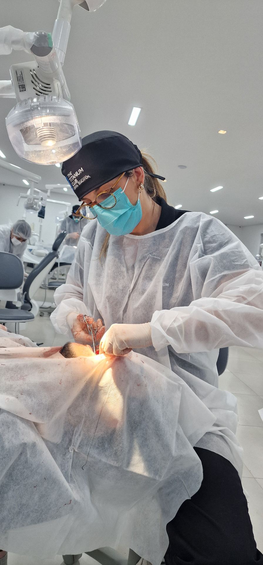 Participante em cirurgia ao vivo durante a residência em implantologia