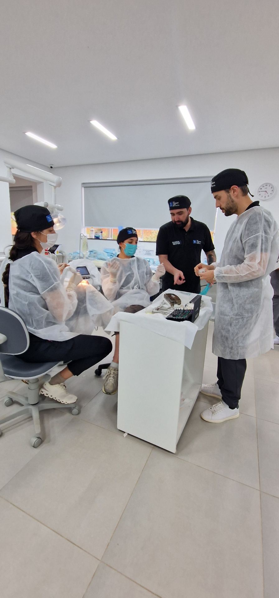 Aluno e mentor durante procedimento cirúrgico assistido numa edição anterior
