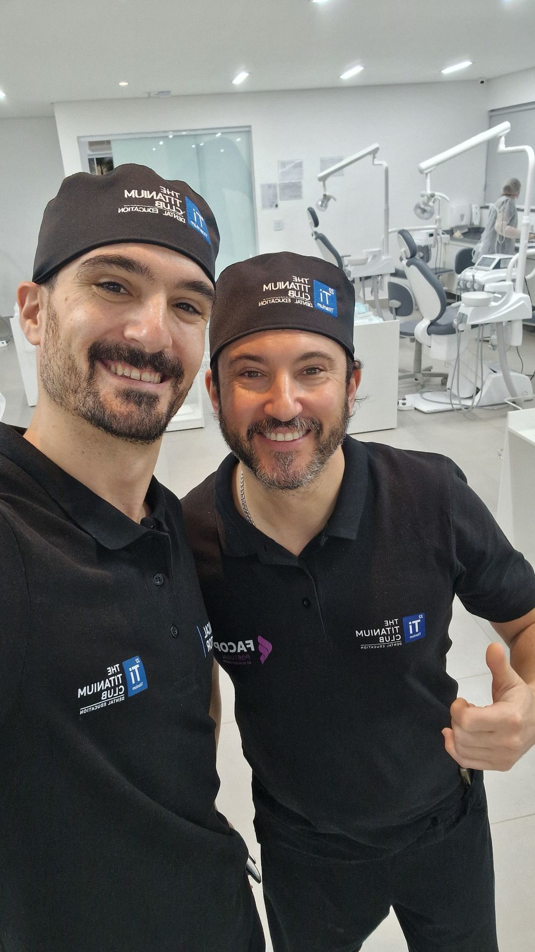 Dois antigos alunos a sorrir no final de uma sessão clínica da The Titanium Club