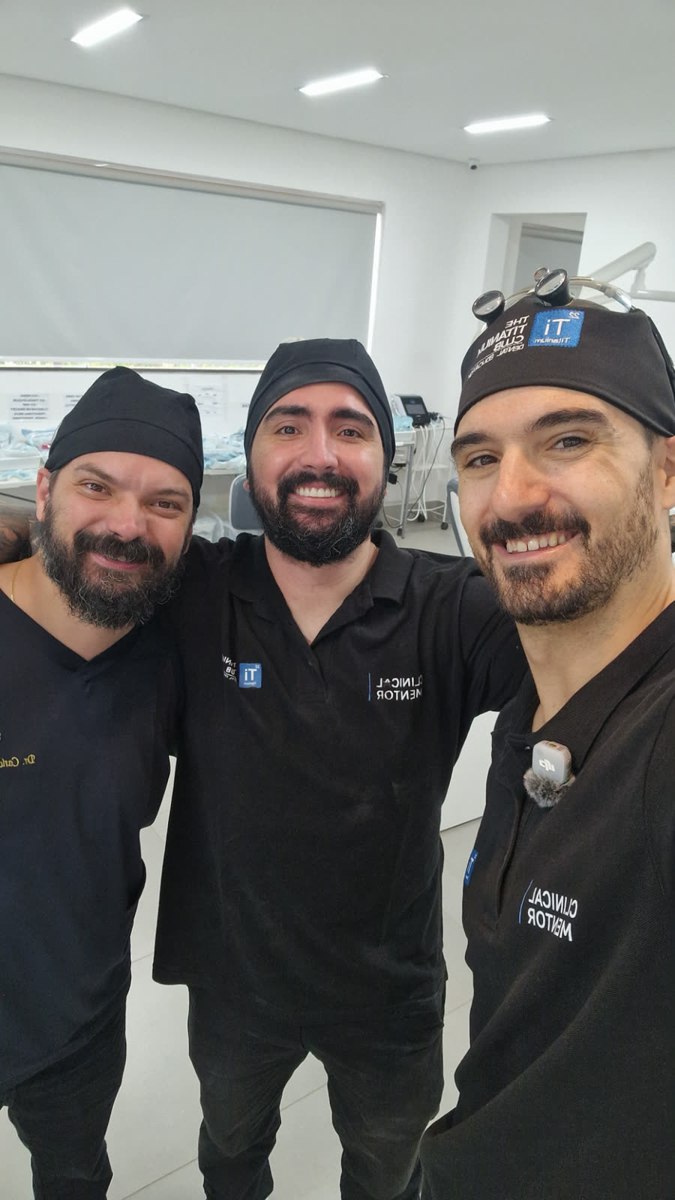 Três elementos da equipa The Titanium Club em bloco clínico durante uma edição