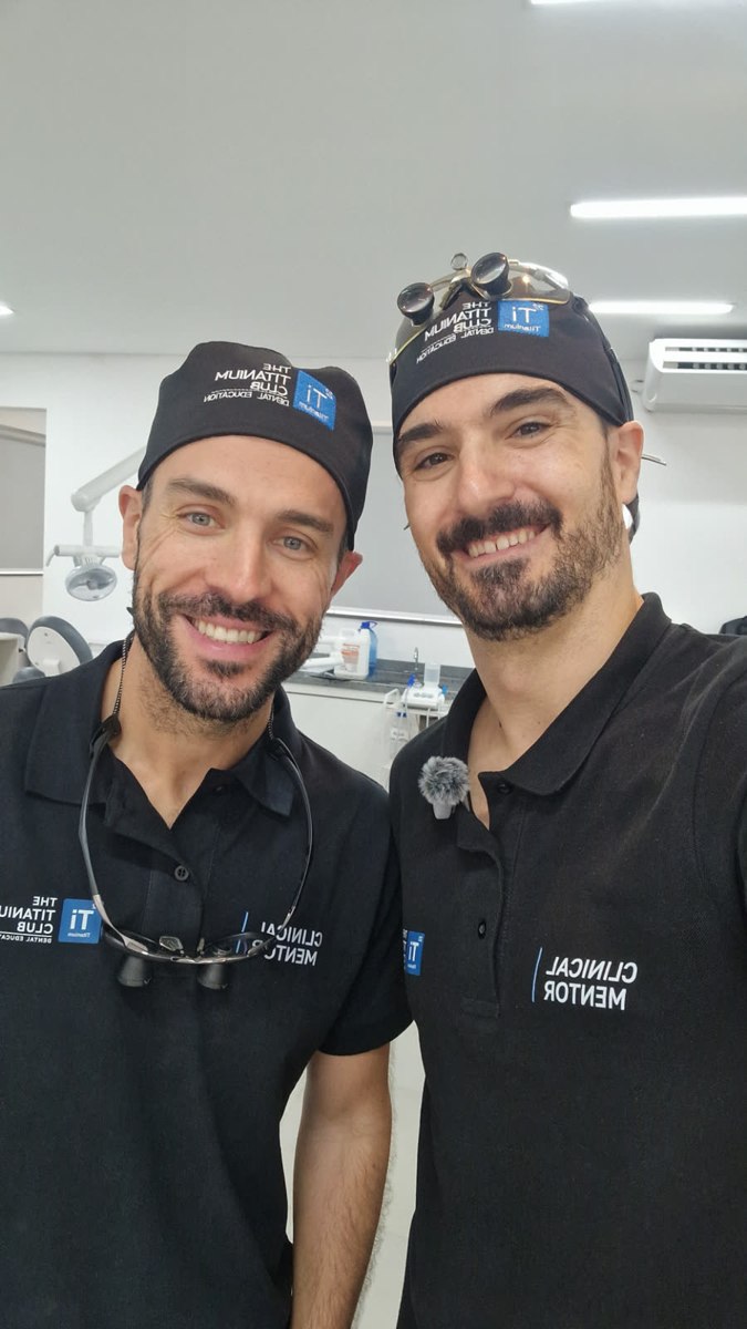 Dois docentes da The Titanium Club com gorros da formação em bloco clínico