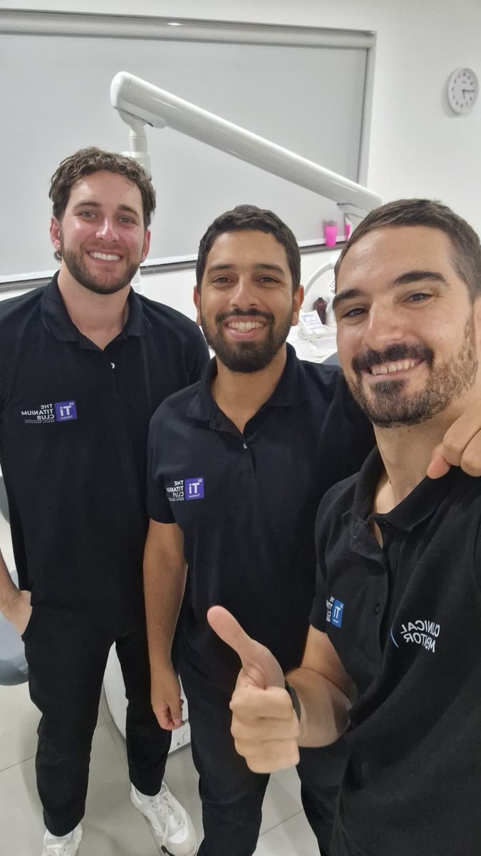 Equipa da The Titanium Club em sorriso no final de uma sessão clínica