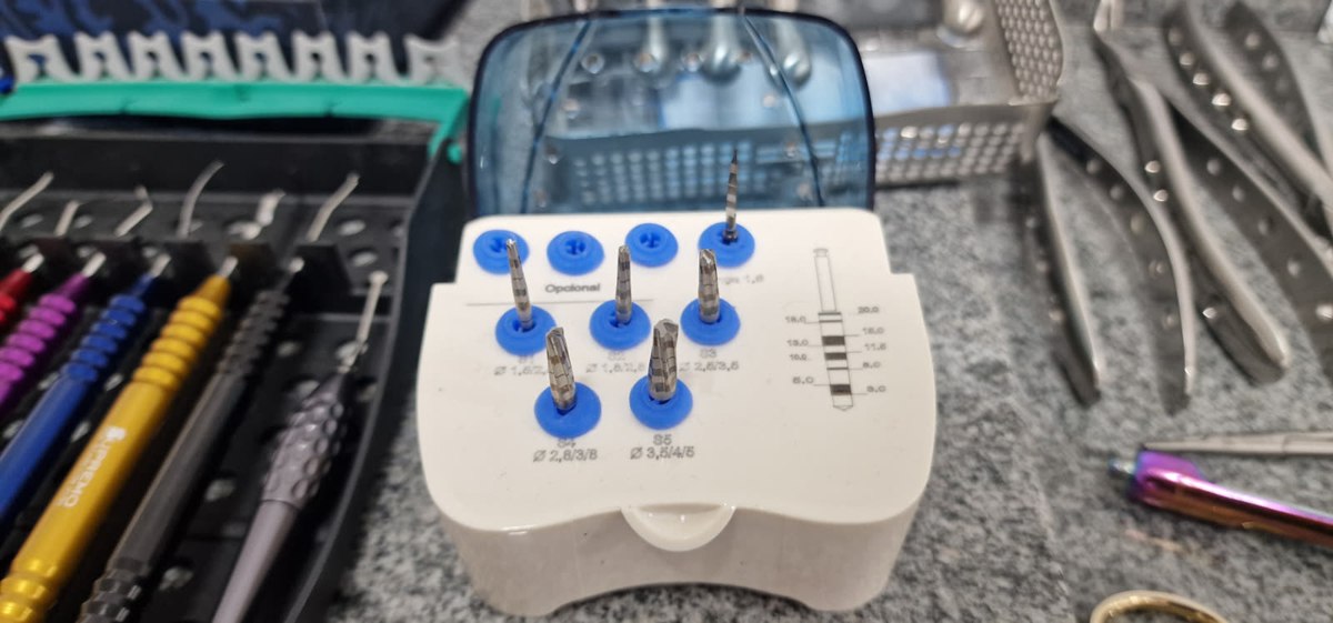 Kit de fresas de osteotomia em caixa esterilizável durante a formação