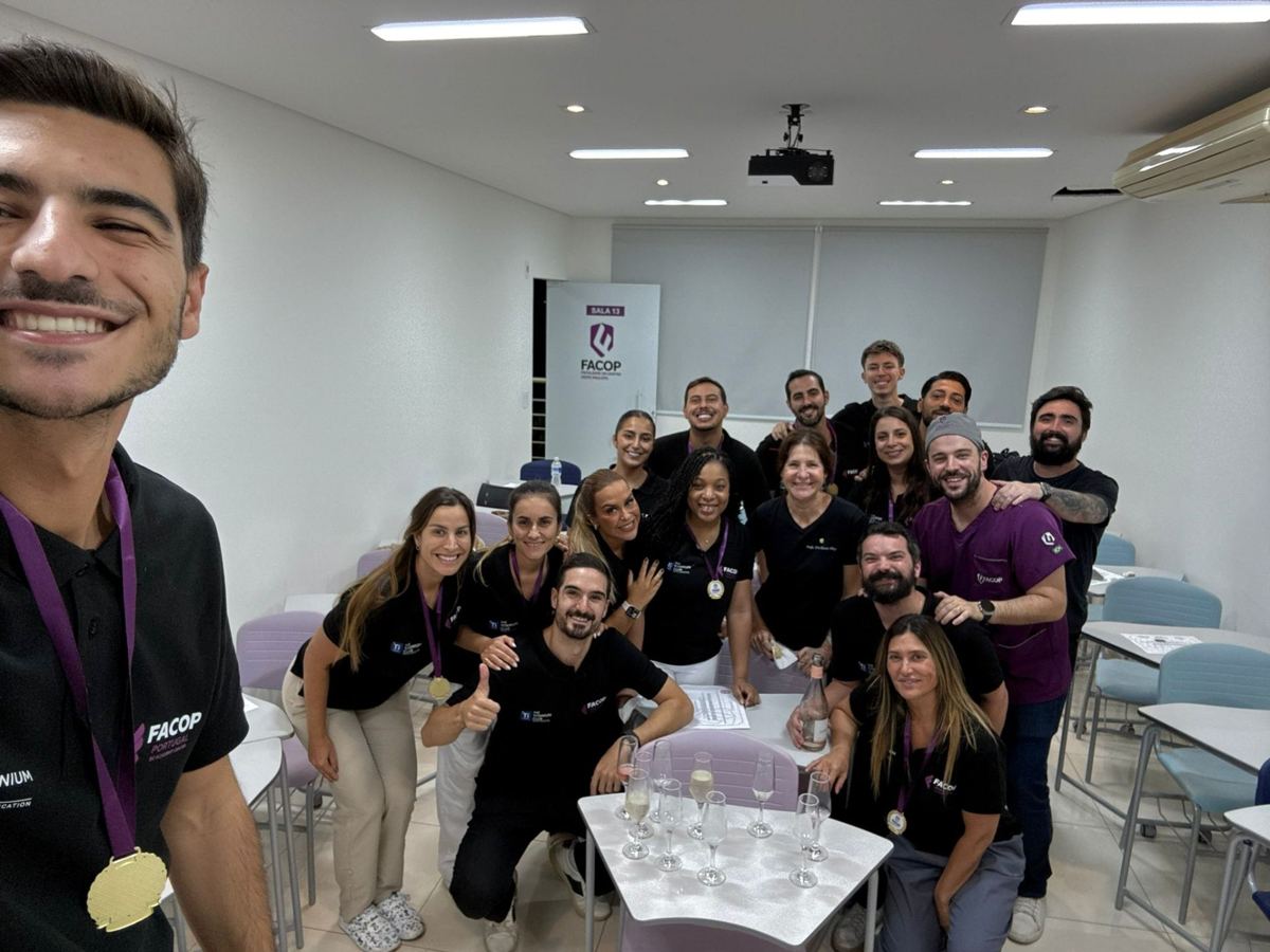 Turma da The Titanium Club com medalhas no final da residência na FACOP